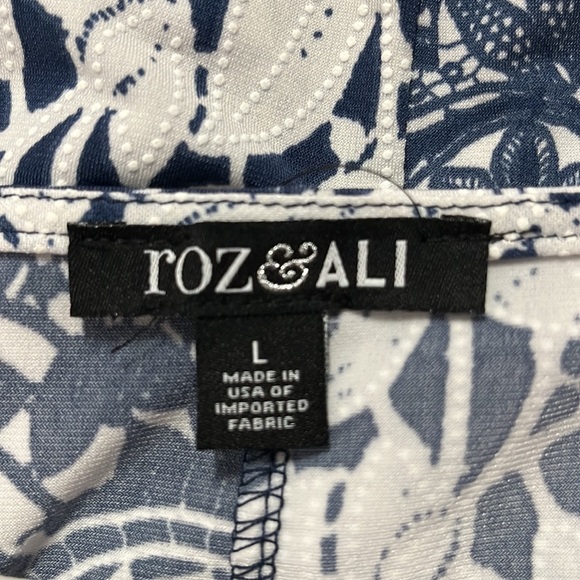 Rob & Ali cold shoulder dress.  Raised detailing. - Picture 7 of 10